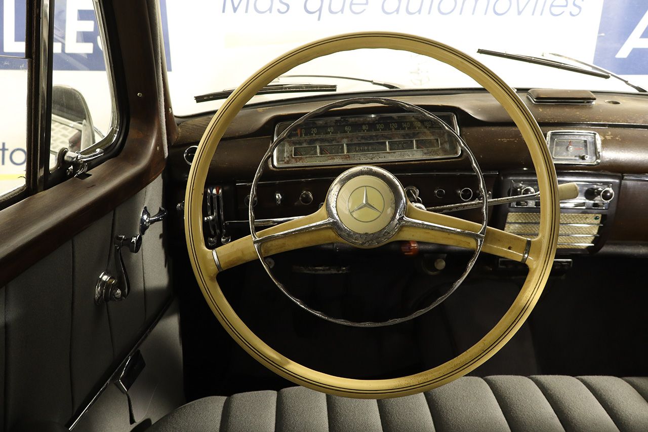 Mercedes Benz 220s Ponton
